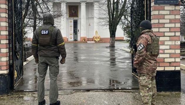 SBU discovers suspicious persons, unregistered weapons, Russian propaganda leaflets at UOC-MP sites