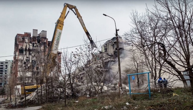 Загарбники зносять будинки на бульварі Хмельницького в Маріуполі