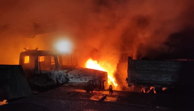 У Херсоні через російські обстріли згоріли автомобілі й техніка обленерго