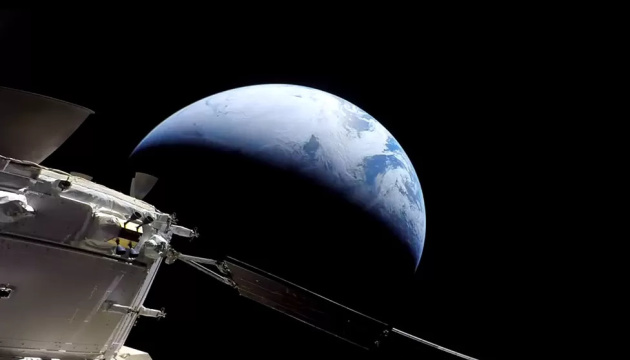 Космічний корабель NASA, на якому люди полетять на Місяць, успішно повернувся на Землю