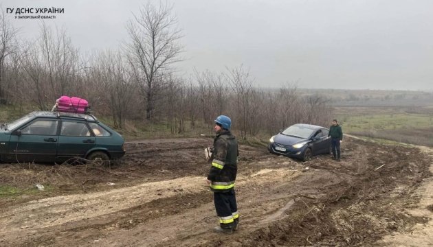 За місяць рятувальники витягли на «Дорозі життя» майже 900 людей