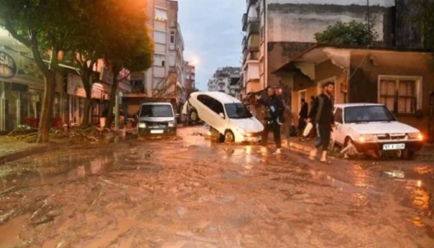 Через значні опади у двох районах Анталії затоплені населені пункти та відсутнє світло