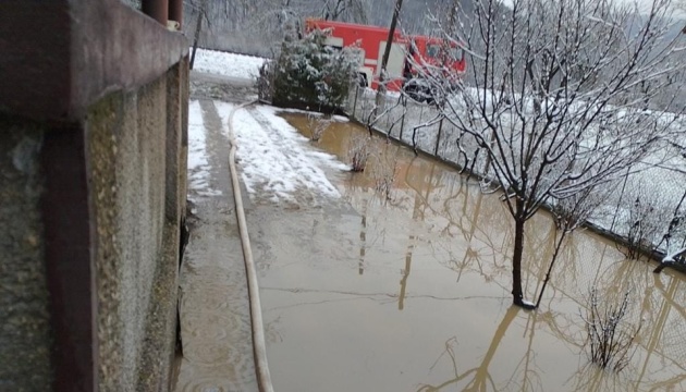 На Закарпатті через сильні дощі підтоплені будинки та угіддя у чотирьох районах