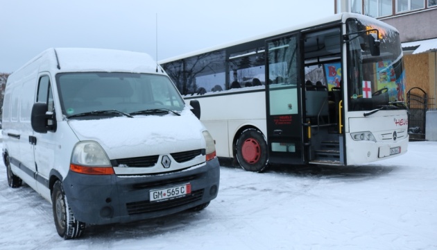 Німеччина передала Радомишлю на Житомирщині автобус та бус