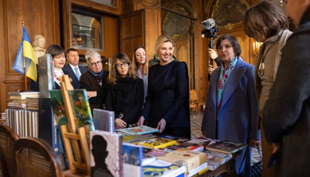 Зеленська передала книжки на українську поличку Національної бібліотеки Франції