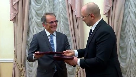 Shmygal firma un memorando con la CFI de la reconstrucción de Ucrania e inversiones en infraestructura