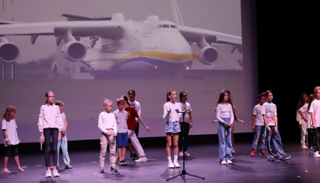 На святі Миколая у Дубаї показали виставу про український літак «Мрія»