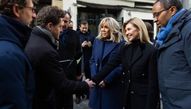 Ołena Zełenska i Brigitte Macron odwiedziły szkołę w Paryżu, w której uczą się ukraińskie dzieci

