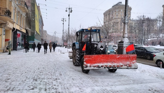 Через снігопад київських водіїв просять не виїжджати у місто