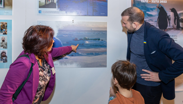 Una exposición fotográfica sobre la investigación de Ucrania en la Antártida inaugurada en la sede de la Comisión Europea