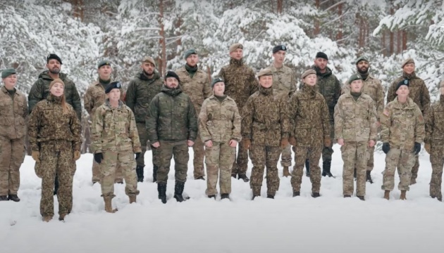 Nato-Soldaten singen berühmtes Neujahrslied „Schtschedryk“ (Carol of the Bells)