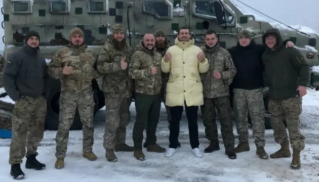 Олександр Усик провідав українських військових з полку спецпризначення «Сафарі»