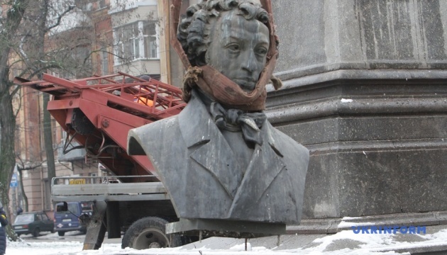 У Дніпрі демонтували пам’ятники Пушкіну та Дубініну