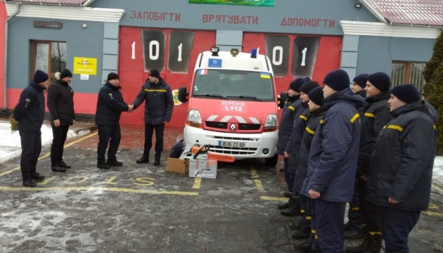 Рівненські рятувальники отримали спецавтомобіль від волонтерів із Франції