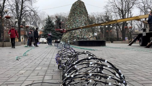 У Миколаєві пам'ятник святого Миколая перетворили на «новорічну ялинку»