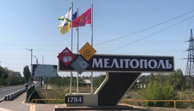 Invaders setting up concrete barriers in Melitopol center
