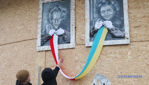 W Charkowie na zrujnowanym centrum biznesowym zainstalowano instalację polskiego artysty

