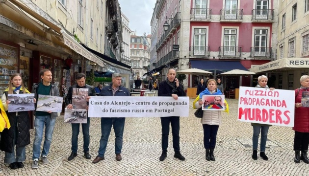 У Португалії українці провела мітинг проти прихильників російського фашизму