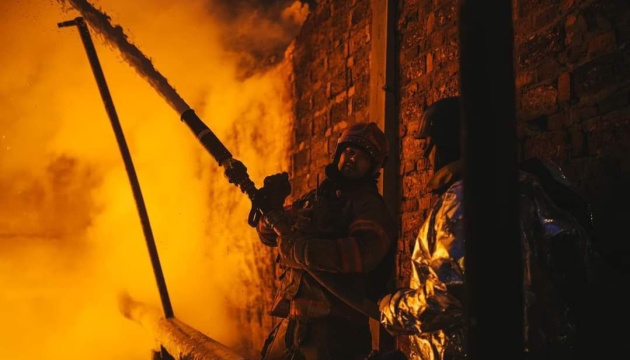 У Голосіївському районі Києва ліквідували пожежу, яка виникла внаслідок ворожої атаки