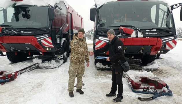 Німеччина передала українським прикордонникам аеродромні пожежні автомобілі