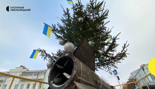 У Хмельницькому новорічну ялинку встановили на уламку російської ракети