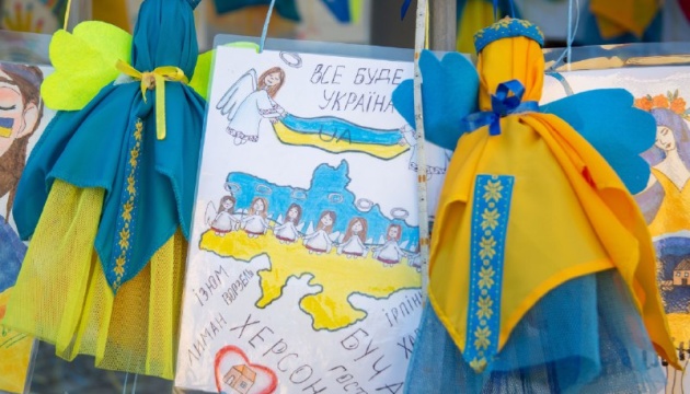 В Івано-Франківську відкрили «ялинку Перемоги» із сотнями дитячих малюнків