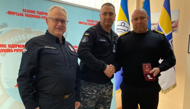 Командувач ВМС нагородив екіпажі рятувальних суден, які брали участь в операціях біля Зміїного