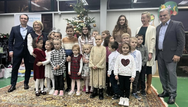 Українські колядки та пісні звучали на дитячому святі в Афінах