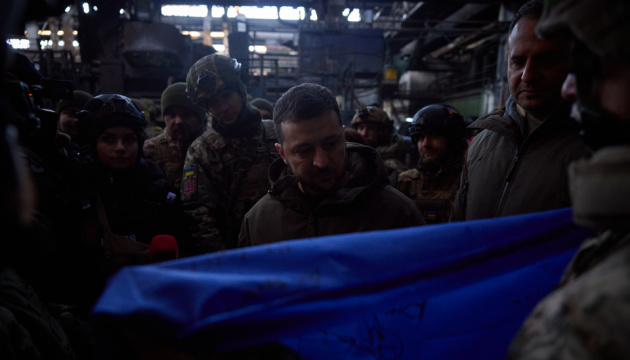 バフムート防衛戦参加軍人、ウクライナ国旗を米国会へ渡すようゼレンシキー宇大統領に託す