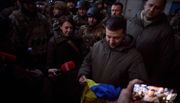 Bakhmut defenders give Zelensky flag for U.S. Congress 