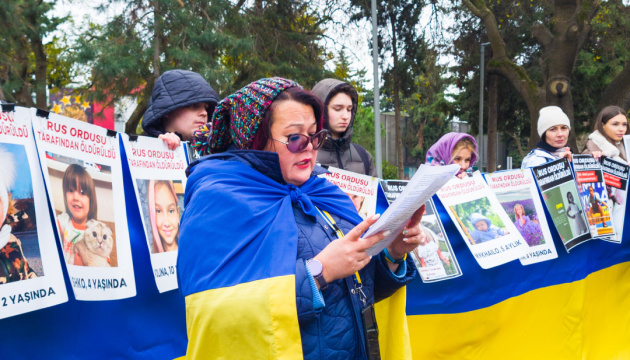 Українські активісти у Стамбулі закликали білорусів не підтримувати рф