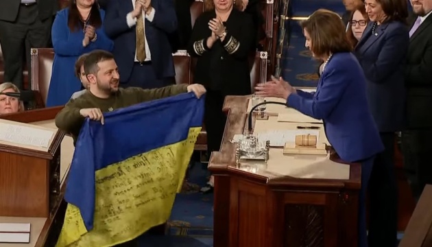 泽连斯基向美国议员们赠送从前线带来的旗帜