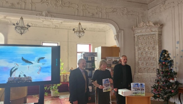 У Кропивницькому презентували краєзнавчу дитячу книгу «Лелека над містом»