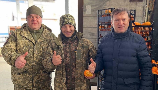 Грецькі підприємці відправили 40 тонн апельсинів для українських військових