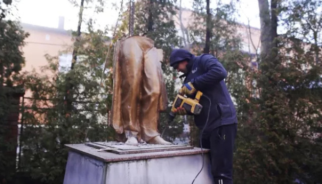 У Чернівцях демонтували останній пам’ятник Пушкіну