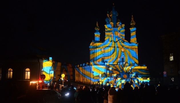 Swiss artist illuminates historical buildings in Kyiv on Christmas