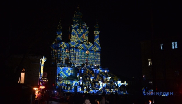 L'artiste suisse illumine les bâtiments historiques de Kyiv pour Noël