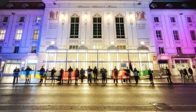 In Vienna, activists picket Bolshoi Don Kozaken choir show