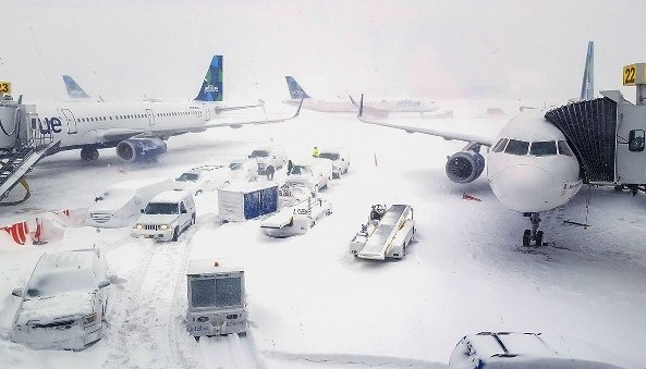 Через потужний зимовий шторм у США скасували понад 5,7 тисячі авіарейсів – ЗМІ