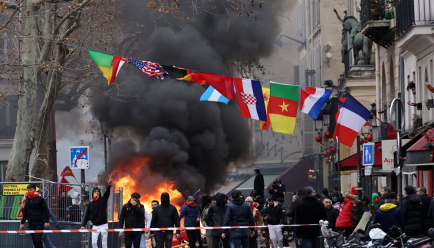 У Парижі акція з вшанування жертв біля курдського центру переросла у сутички з поліцією