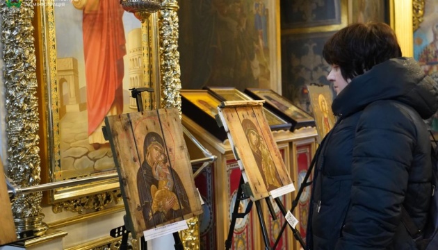 У Михайлівському соборі проходить благодійна виставка «Ікони на ящиках з-під набоїв»
