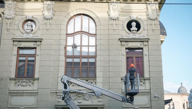 У Чернівцях із фасаду театру демонтували погруддя Пушкіна