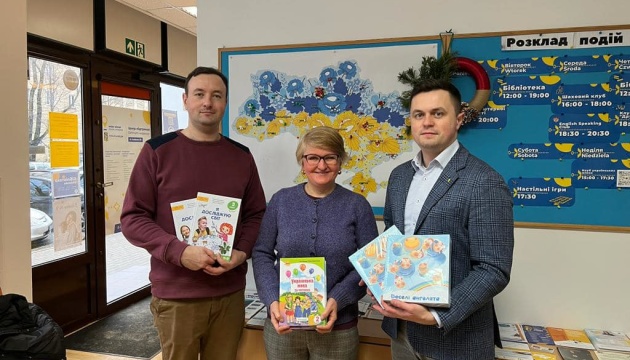 Українська суботня школа Варшави отримала книжки, надруковані під патронатом Зеленської