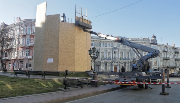 Одеські комунальники почали демонтаж огорожі довкола пам'ятника Катерині ІІ