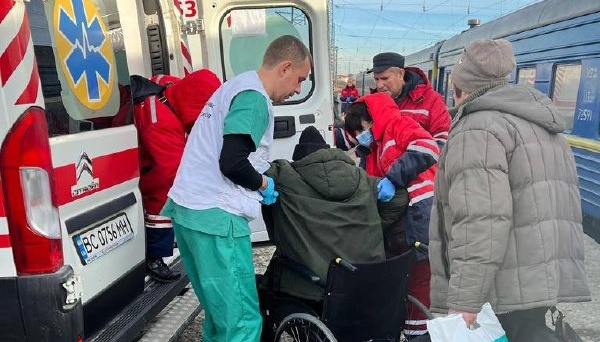 На Львівщину евакуаційним потягом доправили 20 пацієнтів із Дніпропетровщини