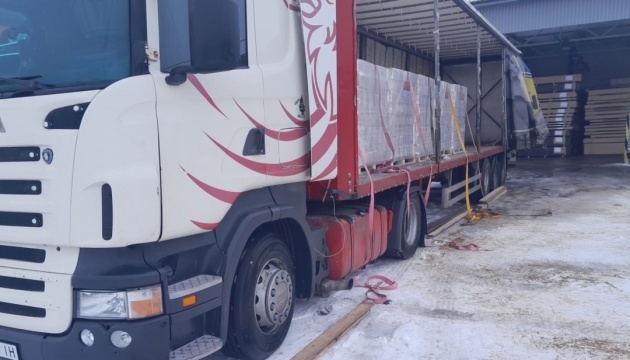 З Латвії в Україну за сприяння діаспори відправили три фури гумдопомоги