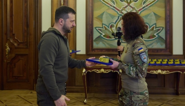Зеленський вручив волонтерам відзнаки «Золоте серце»
