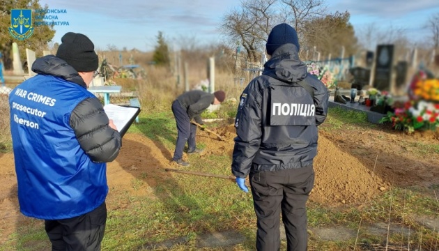 На Херсонщині ексгумували тіло жінки, вбитої росіянами на власному подвір'ї