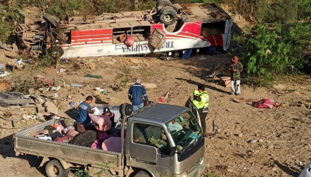 У Болівії автобус зірвався в гірську ущелину, 11 загиблих