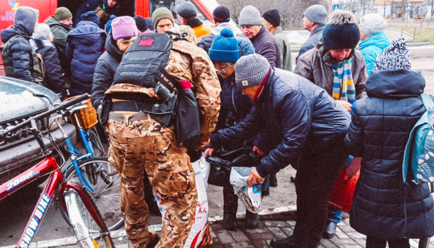 Гумконвой із продуктами і подарунками потрапив під обстріл на Луганщині